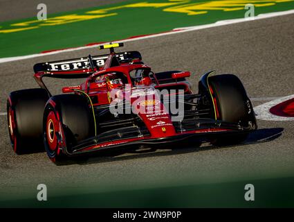 Bahrain. März 2024. BAHRAIN - Carlos Sainz (Ferrari) während des dritten freien Trainings auf dem Bahrain International Circuit in der Wüste Sakhir vor dem Großen Preis von Bahrain. ANP REMKO DE WAAL Credit: ANP/Alamy Live News Stockfoto