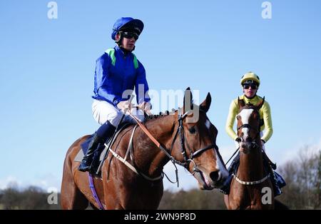 Party Island und Jockey George Bass nach dem Boost Your Acca mit BetUK Apprentice Handicap auf der Rennbahn Lingfield Park in Surrey. Bilddatum: Freitag, 1. März 2024. Stockfoto