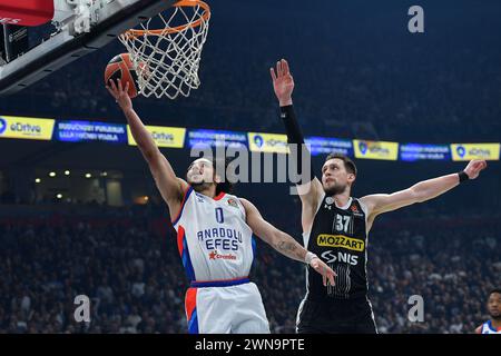 Belgrad, Serbien, 29. Februar 2023. Mateusz Ponitka von Partizan Mozzart Bet Belgrad versucht, Shane Larkin von Anadolu Efes Istanbul während des Spiels der Turkish Airlines 2023/2024 zu blockieren, in der Runde 27 zwischen Partizan Mozzart Bet Belgrad und Anadolu Efes Istanbul in der stark Arena in Belgrad, Serbien. Februar 2023. Quelle: Nikola Krstic/Alamy Stockfoto