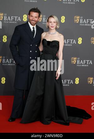 Bradley Cooper und Carey Mulligan nehmen 2024 an den EE BAFTA Film Awards in der Royal Festival Hall in London Teil. Stockfoto
