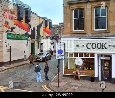 Glasgow, Schottland, Großbritannien. 1. März 2024: Wetter in Großbritannien: Sonniger Tag sah Einheimische und Touristen im Westen Ende vor dem guiness Wandgemälde auf Kitty o sheas Nachtclub. Credit Gerard Ferry/Alamy Live News Stockfoto