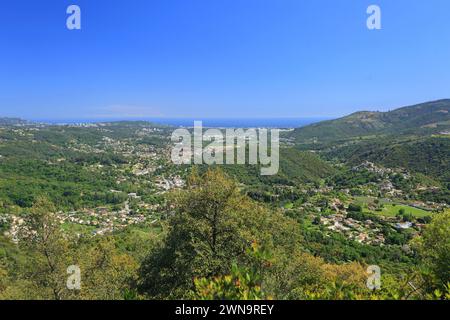 Blick von oben über Auribeau sur Siagne mit dem Meer im Hintergrund, Alpes Maritimes, Französische Riviera, 06, PACA Stockfoto