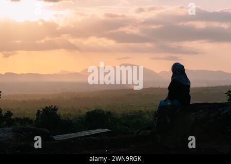 Aceh, Indonesien - Februar 2024: Die Abenddämmerung blüht an der Westspitze der Insel Sumatra. Stockfoto