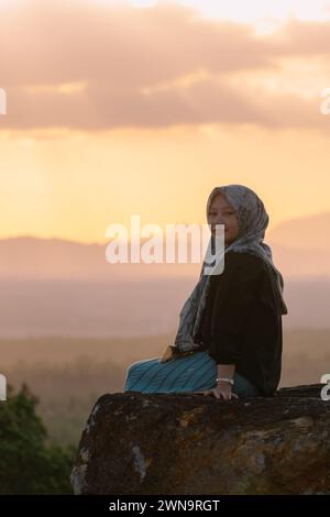 Aceh, Indonesien - Februar 2024: Die Abenddämmerung blüht an der Westspitze der Insel Sumatra. Stockfoto