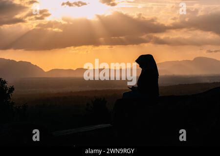 Aceh, Indonesien - Februar 2024: Die Abenddämmerung blüht an der Westspitze der Insel Sumatra. Stockfoto