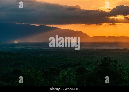 Aceh, Indonesien - Februar 2024: Die Abenddämmerung blüht an der Westspitze der Insel Sumatra. Stockfoto