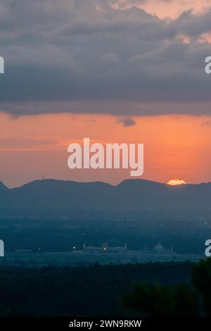 Aceh, Indonesien - Februar 2024: Die Abenddämmerung blüht an der Westspitze der Insel Sumatra. Stockfoto