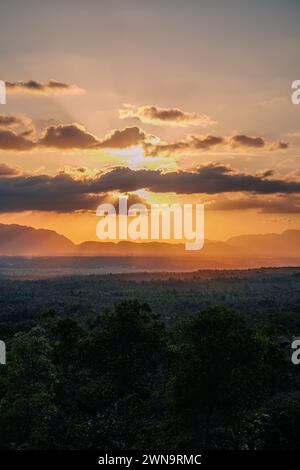 Aceh, Indonesien - Februar 2024: Die Abenddämmerung blüht an der Westspitze der Insel Sumatra. Stockfoto