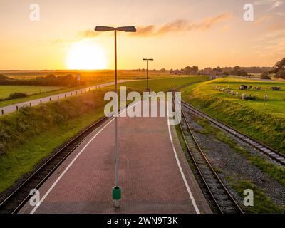 Leerer Bahnsteig des Bahnhofs bei Sonnenuntergang auf der ostfriesischen Insel Langeoog, Niedersachsen Stockfoto