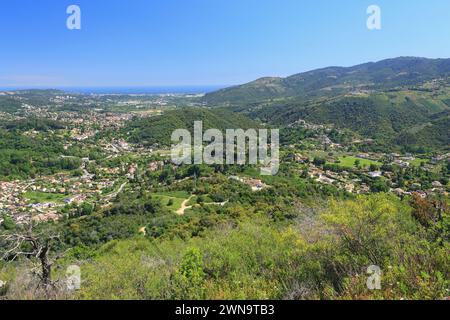 Blick von oben über Auribeau sur Siagne mit dem Meer im Hintergrund, Alpes Maritimes, Französische Riviera, 06, PACA Stockfoto