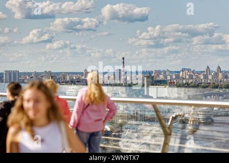 Kiew, Ukraine - Klitschko Glasbruecke-Fußgängerbrücke 28.07.2023, Kiew, Ukraine, UA - Klitschko Glasbruecke-Fußgängerbrücke. Änd. 25. Mai 2019 wurde die vom ukrainischen Architekten und Gruender von Project Systems Ltd., Andriy Myrhorodskyi, geplante Glasbrücke von Vitaly Klitschko, dem Buergermeister von Kiew, und seinem Bruder Volodymyr offiziell eingeweiht. Kiew Kiew Ukraine *** Kiew, Ukraine Klitschko Glas Fußgängerbrücke 28 07 2023, Kiew, Ukraine, UA Klitschko Glas Fußgängerbrücke am 25. Mai 2019, die Glasbrücke entworfen von ukrainischem Architekten und Stockfoto