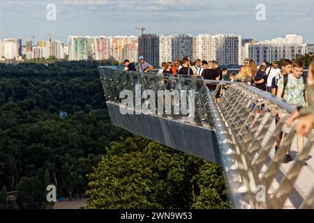 Kiew, Ukraine - Klitschko Glasbruecke-Fußgängerbrücke 28.07.2023, Kiew, Ukraine, UA - Klitschko Glasbruecke-Fußgängerbrücke. Änd. 25. Mai 2019 wurde die vom ukrainischen Architekten und Gruender von Project Systems Ltd., Andriy Myrhorodskyi, geplante Glasbrücke von Vitaly Klitschko, dem Buergermeister von Kiew, und seinem Bruder Volodymyr offiziell eingeweiht. Kiew Kiew Ukraine *** Kiew, Ukraine Klitschko Glas Fußgängerbrücke 28 07 2023, Kiew, Ukraine, UA Klitschko Glas Fußgängerbrücke am 25. Mai 2019, die Glasbrücke entworfen von ukrainischem Architekten und Stockfoto