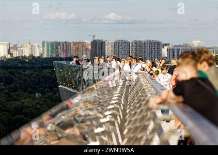 Kiew, Ukraine - Klitschko Glasbruecke-Fußgängerbrücke 28.07.2023, Kiew, Ukraine, UA - Klitschko Glasbruecke-Fußgängerbrücke. Änd. 25. Mai 2019 wurde die vom ukrainischen Architekten und Gruender von Project Systems Ltd., Andriy Myrhorodskyi, geplante Glasbrücke von Vitaly Klitschko, dem Buergermeister von Kiew, und seinem Bruder Volodymyr offiziell eingeweiht. Kiew Kiew Ukraine *** Kiew, Ukraine Klitschko Glas Fußgängerbrücke 28 07 2023, Kiew, Ukraine, UA Klitschko Glas Fußgängerbrücke am 25. Mai 2019, die Glasbrücke entworfen von ukrainischem Architekten und Stockfoto