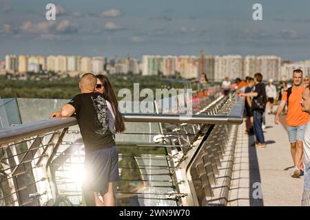 Kiew, Ukraine - Klitschko Glasbruecke-Fußgängerbrücke 28.07.2023, Kiew, Ukraine, UA - Klitschko Glasbruecke-Fußgängerbrücke. Änd. 25. Mai 2019 wurde die vom ukrainischen Architekten und Gruender von Project Systems Ltd., Andriy Myrhorodskyi, geplante Glasbrücke von Vitaly Klitschko, dem Buergermeister von Kiew, und seinem Bruder Volodymyr offiziell eingeweiht. Kiew Kiew Ukraine *** Kiew, Ukraine Klitschko Glas Fußgängerbrücke 28 07 2023, Kiew, Ukraine, UA Klitschko Glas Fußgängerbrücke am 25. Mai 2019, die Glasbrücke entworfen von ukrainischem Architekten und Stockfoto