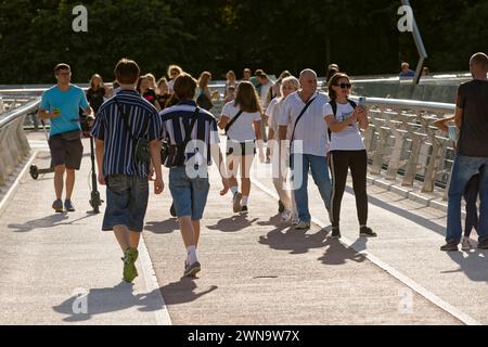 Kiew, Ukraine - Klitschko Glasbruecke-Fußgängerbrücke 28.07.2023, Kiew, Ukraine, UA - Klitschko Glasbruecke-Fußgängerbrücke. Änd. 25. Mai 2019 wurde die vom ukrainischen Architekten und Gruender von Project Systems Ltd., Andriy Myrhorodskyi, geplante Glasbrücke von Vitaly Klitschko, dem Buergermeister von Kiew, und seinem Bruder Volodymyr offiziell eingeweiht. Kiew Kiew Ukraine *** Kiew, Ukraine Klitschko Glas Fußgängerbrücke 28 07 2023, Kiew, Ukraine, UA Klitschko Glas Fußgängerbrücke am 25. Mai 2019, die Glasbrücke entworfen von ukrainischem Architekten und Stockfoto