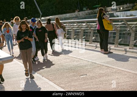 Kiew, Ukraine - Klitschko Glasbruecke-Fußgängerbrücke 28.07.2023, Kiew, Ukraine, UA - Klitschko Glasbruecke-Fußgängerbrücke. Änd. 25. Mai 2019 wurde die vom ukrainischen Architekten und Gruender von Project Systems Ltd., Andriy Myrhorodskyi, geplante Glasbrücke von Vitaly Klitschko, dem Buergermeister von Kiew, und seinem Bruder Volodymyr offiziell eingeweiht. Kiew Kiew Ukraine *** Kiew, Ukraine Klitschko Glas Fußgängerbrücke 28 07 2023, Kiew, Ukraine, UA Klitschko Glas Fußgängerbrücke am 25. Mai 2019, die Glasbrücke entworfen von ukrainischem Architekten und Stockfoto