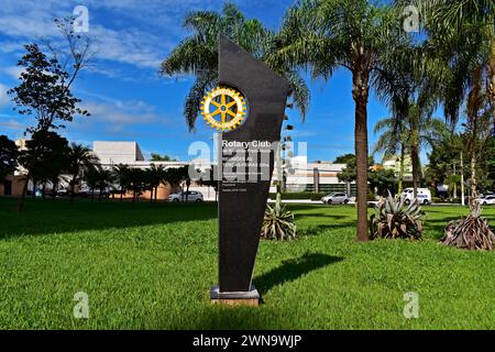 RIBEIRAO PRETO, SAO PAULO, BRASILIEN - 2. Januar 2024: Wahrzeichen von Rotary International auf dem Gras Stockfoto