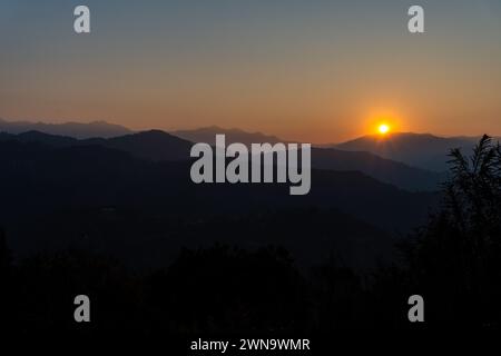 Majestätischer Sonnenaufgang Im Himalaya: Pauri Garhwal, Uttarakhand, Indien. Zeitraffer Stockfoto