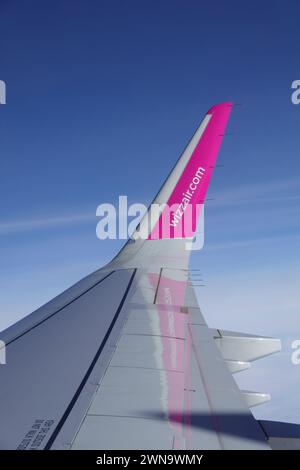 Wizzair-Logo auf der Flügelspitze eines Airbus A321 Neo. Stockfoto