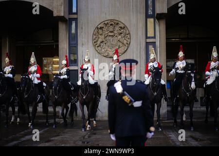 Mitglieder der Life Guards und der Blues and Royals von der Household Cavalry nach dem Urteil während des Princess Elizabeth Cup, dem jährlichen Pokal für die besten Troopers, in den Hyde Park Barracks in London. Im Mai treffen die Gewinner auf König Karl III. Bei der Royal Windsor Horse Show, bei der der Gesamtsieger den Pokal erhält. Bilddatum: Freitag, 1. März 2024. Stockfoto