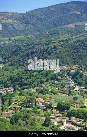 Blick von oben über Auribeau sur Siagne mit dem Meer im Hintergrund, Alpes Maritimes, Französische Riviera, 06, PACA Stockfoto