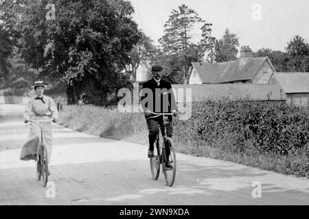 1897 Historisches Schwarzweiß-Foto von Mr. & Miss Richards Radfahren auf einer Landstraße in der Nähe von Hereford, Herefordshire, England, Großbritannien Stockfoto