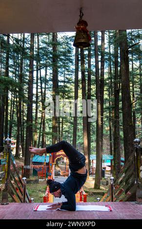 Februar 2024, Uttarakhand Indien. Yoga In Der Natur: Tapkeshwar Mahadev Tempel, Uttarakhand, Indien Stockfoto