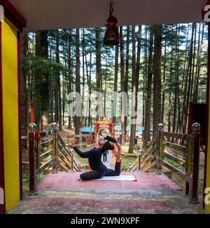 Februar 2024, Uttarakhand Indien. Yoga In Der Natur: Tapkeshwar Mahadev Tempel, Uttarakhand, Indien Stockfoto