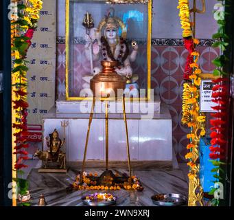 Heilige Shiva Shila aus nächster Nähe im Ekeshwar Mahadev Tempel, Pauri Garhwal, Uttarakhand, Indien - hinduistische Kultur und Religion Stockfoto