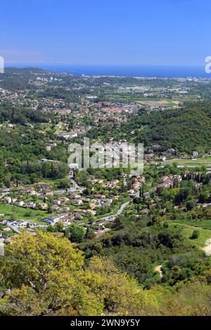 Blick von oben über Auribeau sur Siagne mit dem Meer im Hintergrund, Alpes Maritimes, Französische Riviera, 06, PACA Stockfoto