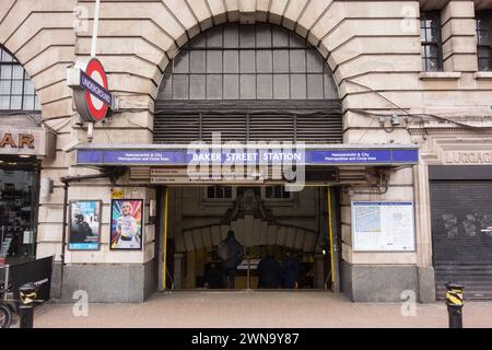 Menschen in der Nähe des Eingangs zur Baker Street Station an der Euston Road, London, England, Großbritannien Stockfoto