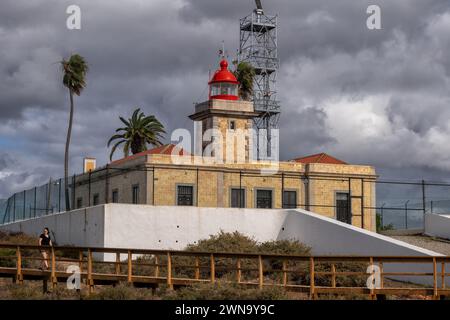 Leuchtturm Farol da Ponta da Piedade in Lagos, Algarve, Portugal. Steinturm aus Mauerwerk aus dem Jahr 1913 mit angeschlossenem Hüterhaus. Stockfoto