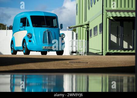 26/10/21 Morris Commercial’ Vorserienprototypen eines elektrischen je-Transporters im Entwicklungszentrum des Unternehmens in Hinton-on-the-Green, Worcestershire. F Stockfoto