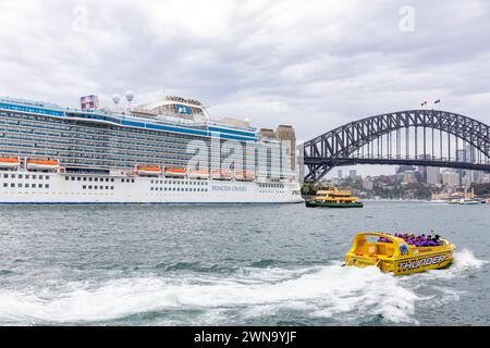 Sydney Australien, die Kunden beginnen eine Fahrt mit dem Jetboot um den Hafen von Sydney, vorbei an dem Kreuzfahrtschiff Majestic Princess, das im Circular Quay 2024 vor Anker liegt Stockfoto
