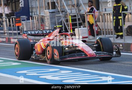 Sakhir, Bahrain. März 2024. Motorsport: Formel-1-Weltmeisterschaft, Grand Prix von Bahrain, 3. Freies Training. Carlos Sainz aus Spanien vom Ferrari-Team ist in der Boxengasse. Quelle: Hasan Bratic/dpa/Alamy Live News Stockfoto