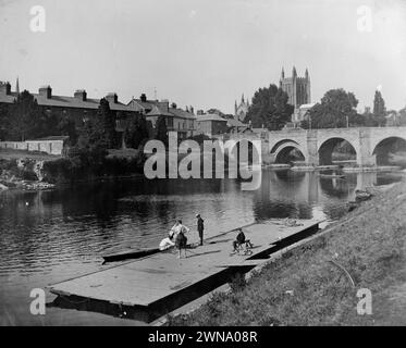 1897 Historisches Schwarz-weiß-Foto einer Landungsbühne am River Wye mit Wye Bridge und Kathedrale, Hereford, Herefordshire, England, Großbritannien Stockfoto