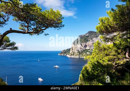 Küste der Insel Capri, Golf von Neapel, Italien, Europa. Bucht von Marina von Belvede Tragara, Insel Capri, Golf von Neapel, Italien, Europa. Stockfoto