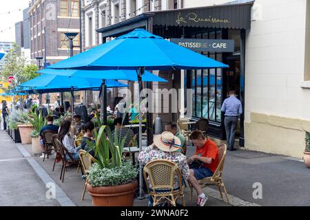 Sydney The Rocks Viertel, Le Renaissance Café und Patisserie in der Argyle Street, wo Kaffee, Snacks und Mahlzeiten verkauft werden, Leute essen draußen, Sydney, NSW Stockfoto