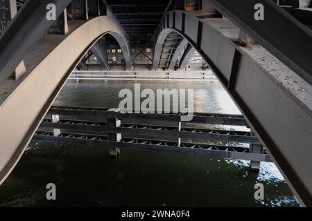 Blick unter der Eisenbahnbrücke des Bahnhofs Friedrichstraße in Berlin, Deutschland. Stockfoto