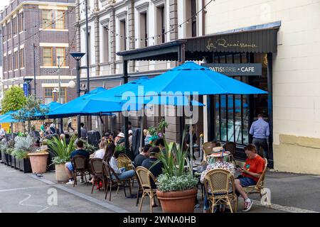 Sydney The Rocks Viertel, Le Renaissance Café und Patisserie in der Argyle Street, wo Kaffee, Snacks und Mahlzeiten verkauft werden, Leute essen draußen, Sydney, NSW Stockfoto