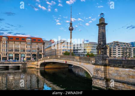 Stadtzentrum von Berlin in Deutschland. Die Monbijou-Brücke über die Spree und den Fernsehturm in der Skyline der Hauptstadt Mitte. Stockfoto