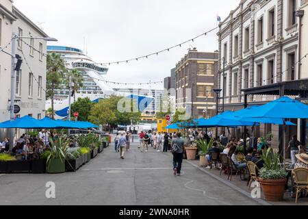 Sydney The Rocks Colonial Area, Touristen genießen Cafés und Bars, Kreuzfahrtschiff Majestic Princess sichtbar am Circular Quay, Sydney, NSW, Australien Stockfoto