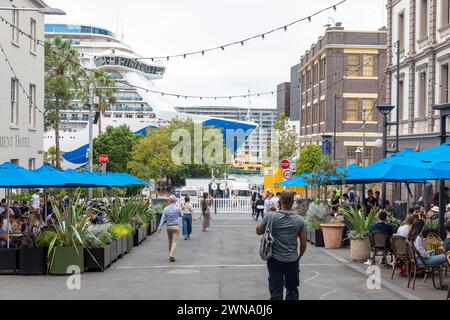 Sydney The Rocks Colonial Area, Touristen genießen Cafés und Bars, Kreuzfahrtschiff Majestic Princess sichtbar am Circular Quay, Sydney, NSW, Australien Stockfoto