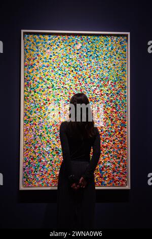 London, England, Großbritannien. März 2024. Christies Mitarbeiter betrachtet Damien Hirsts „Schleier der Serendipität“, der auf 650.000 bis 850 000 GBP geschätzt wurde, während der Pressevorschau von Christies „London Evening Sale“ und „The Art of the Surreal Evening Sale“. Der Verkauf findet am Abend des 7. März statt. (Kreditbild: © Thomas Krych/ZUMA Press Wire) NUR REDAKTIONELLE VERWENDUNG! Nicht für kommerzielle ZWECKE! Stockfoto