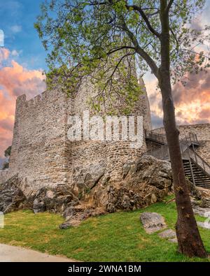 Sonnenuntergang von Anadolu Hisari oder Anatolian Castle, einer mittelalterlichen osmanischen Festung aus dem 13. Jahrhundert, die von Sultan Bayezid I. auf der anatolischen Seite des Bosporus im Stadtteil Beykoz in Istanbul, Türkei erbaut wurde Stockfoto