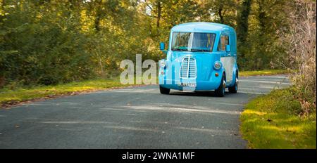 26/10/21 Morris Commercial’ Vorserienprototypen eines elektrischen je-Transporters im Entwicklungszentrum des Unternehmens in Hinton-on-the-Green, Worcestershire. F Stockfoto