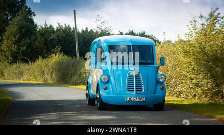 26/10/21 Morris Commercial’ Vorserienprototypen eines elektrischen je-Transporters im Entwicklungszentrum des Unternehmens in Hinton-on-the-Green, Worcestershire. F Stockfoto