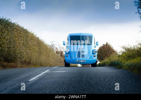 26/10/21 Morris Commercial’ Vorserienprototypen eines elektrischen je-Transporters im Entwicklungszentrum des Unternehmens in Hinton-on-the-Green, Worcestershire. F Stockfoto