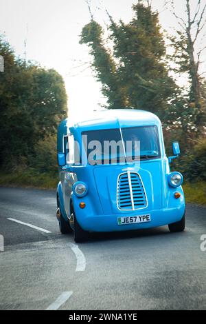 26/10/21 Morris Commercial’ Vorserienprototypen eines elektrischen je-Transporters im Entwicklungszentrum des Unternehmens in Hinton-on-the-Green, Worcestershire. F Stockfoto