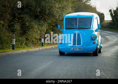 26/10/21 Morris Commercial’ Vorserienprototypen eines elektrischen je-Transporters im Entwicklungszentrum des Unternehmens in Hinton-on-the-Green, Worcestershire. F Stockfoto